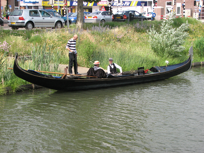 878144 Afbeelding van een gondel, aangemeerd aan de Weerdsingel W.Z., die een rol gaat vervullen bij de onthulling van ...